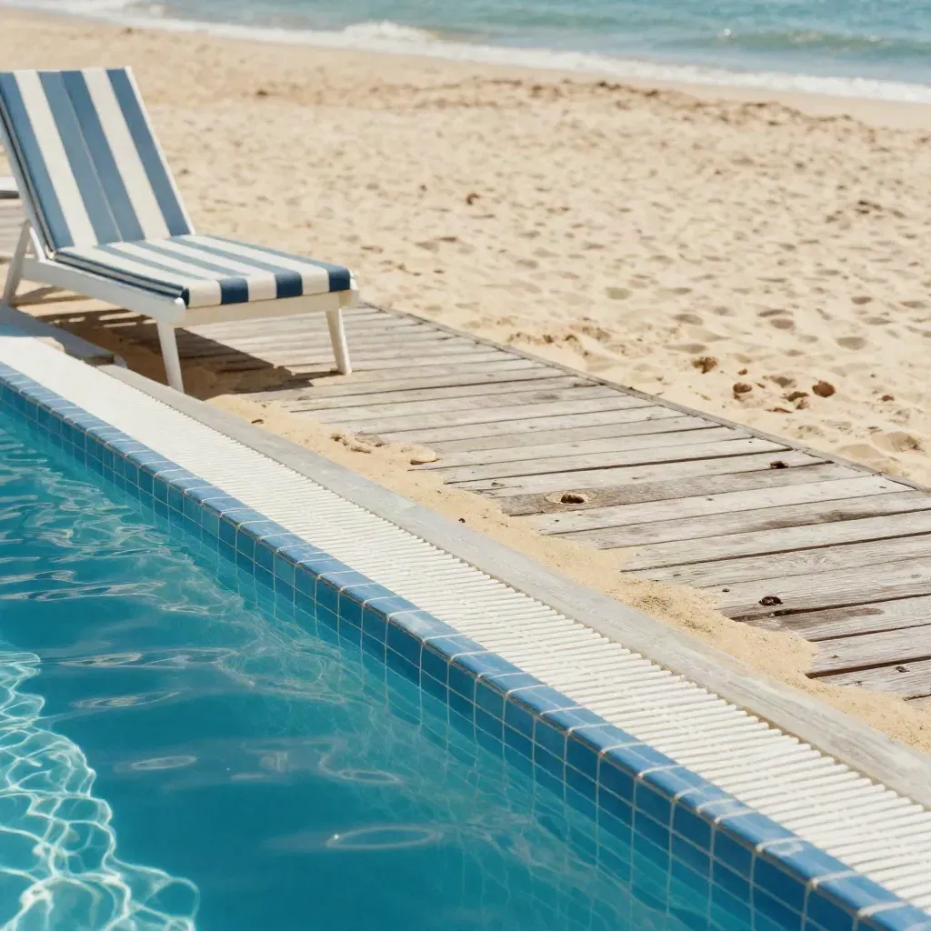 Poolkante mit Wasser, Liege und Strandweg im Sommerresort
